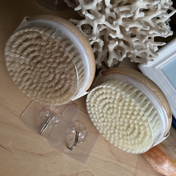 NWOT Body brush for wet or dry brushing. Dare to bare! 👙 - Picture 4 of 6